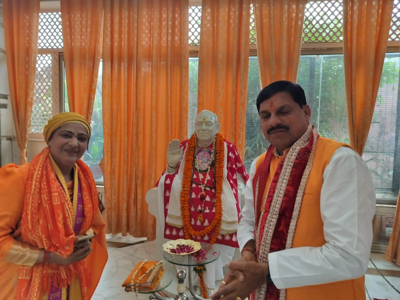 With Dr. Mohan Yadav, Chief Minister of Madhya Pradesh, before the murti of Param Pujya Shree Ramkinkar ji Maharaj at Ramayanam Ashram