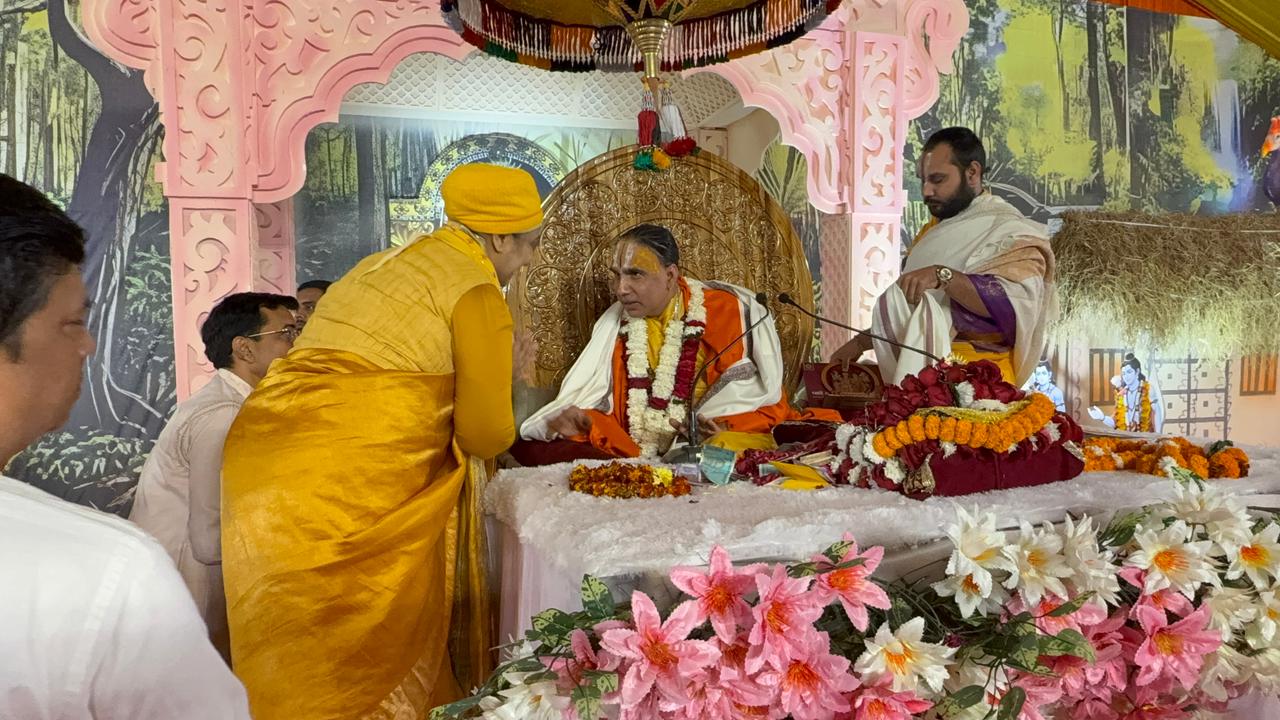 Offering reverent pranam to Pujya Raghavacharya ji