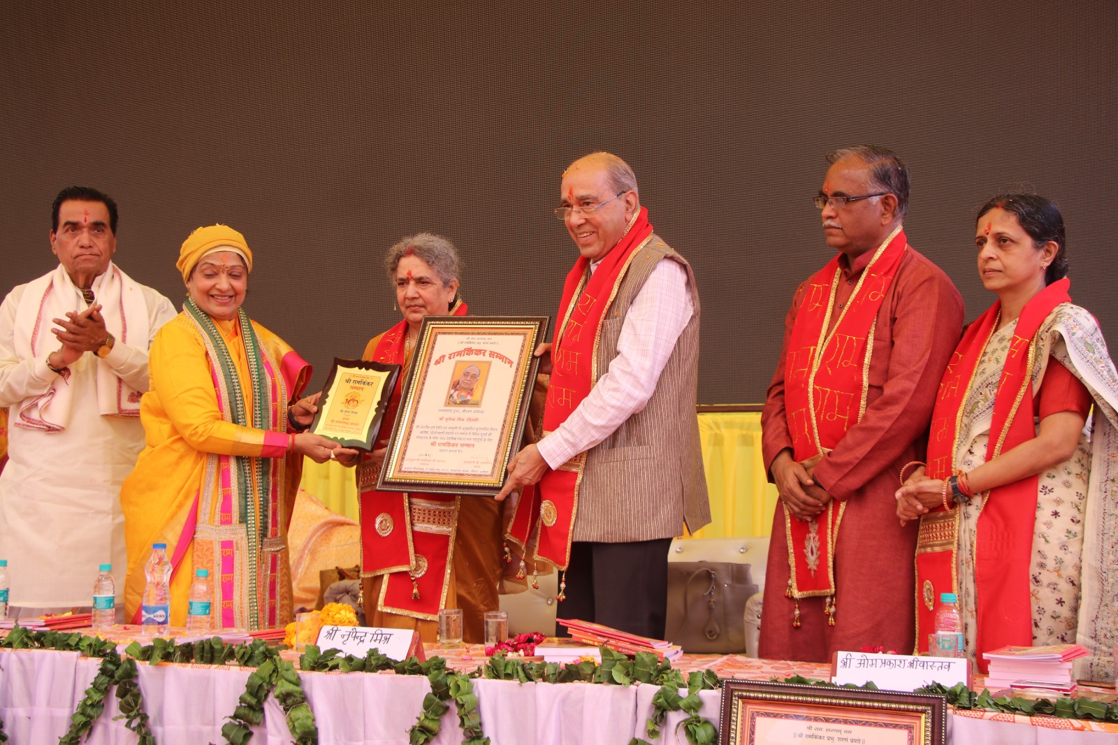 Conferring the Shree Ramkinkar Samman upon a distinguished recipient