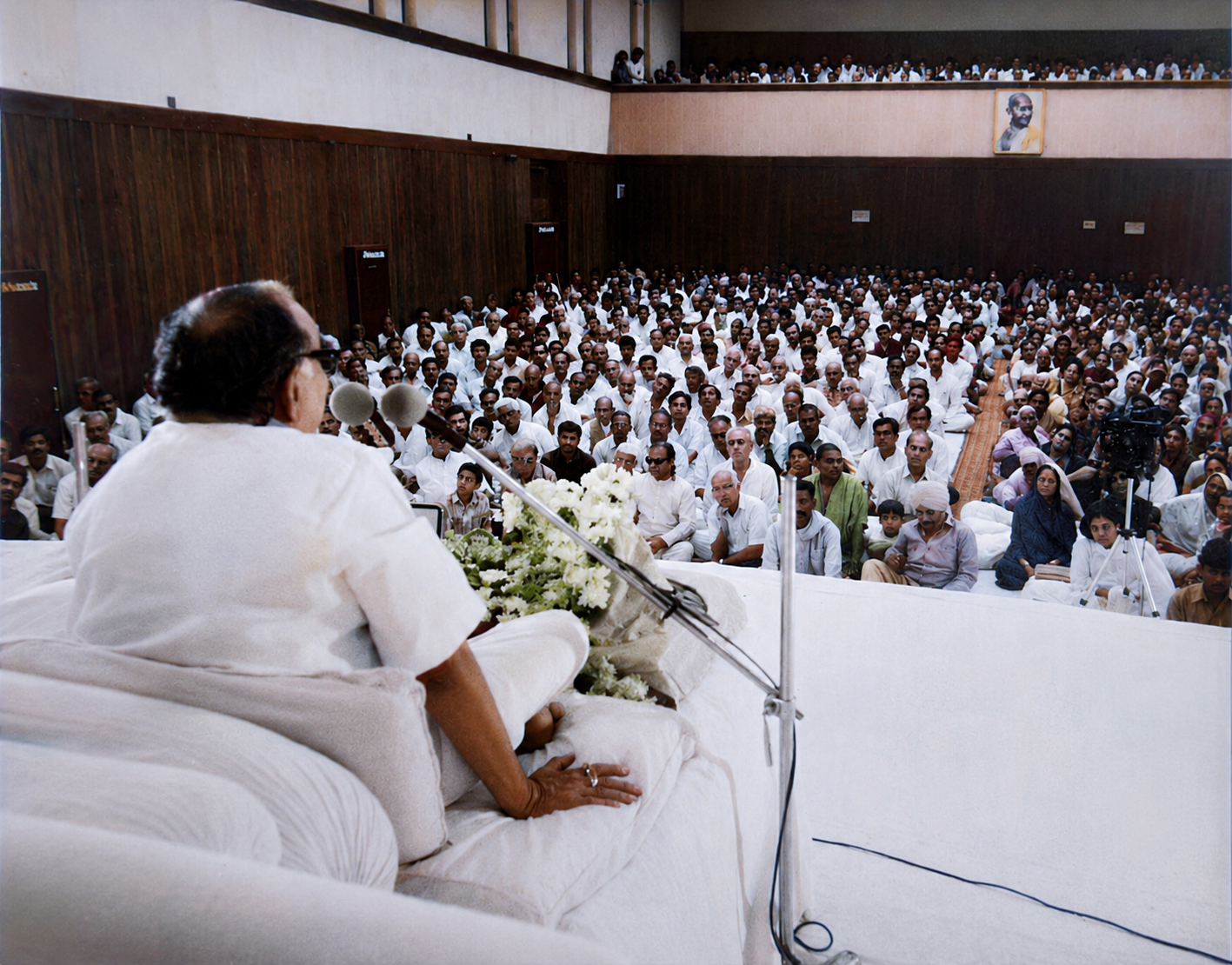 Expounding the Katha before a vast congregation