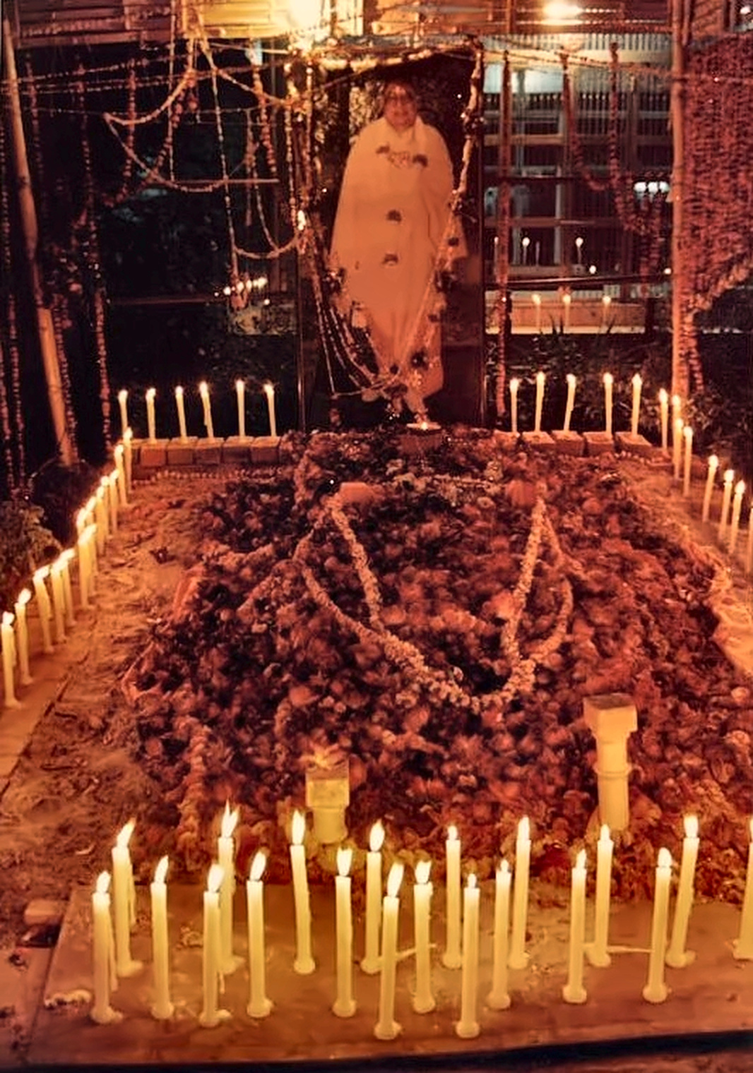 Candle-lit shraddhanjali at the Samadhi sthal